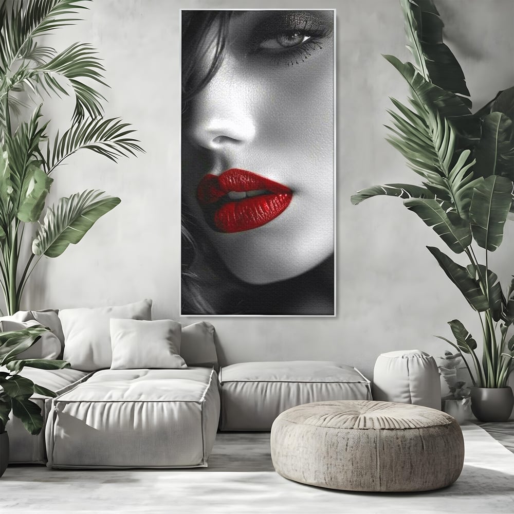 Tablou canvas cu portret feminin alb-negru cu buze rosii, in rama de aluminiu argintiu, pe perete intr-un living